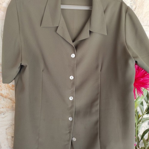 Women's shirt crepe fabric light olive color like new, size XL