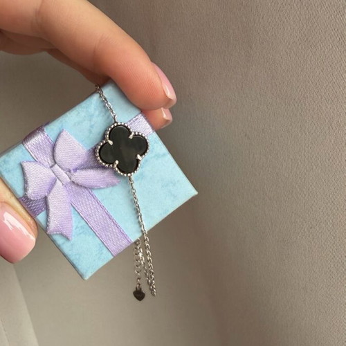 Bracelet with silver clover new