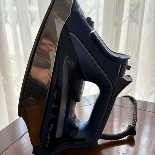 Rowenta Pro Master 2800 watt steam iron like new