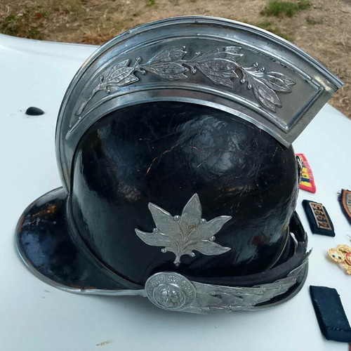 Firefighter officer helmet 1965-75 with full uniform insignia