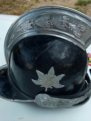Firefighter officer helmet 1965-75 with full uniform insignia