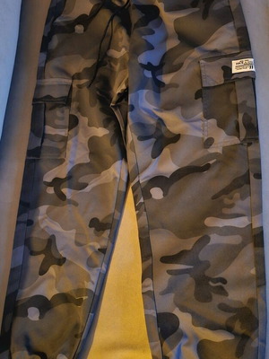 Elastic camouflage pants new, size medium