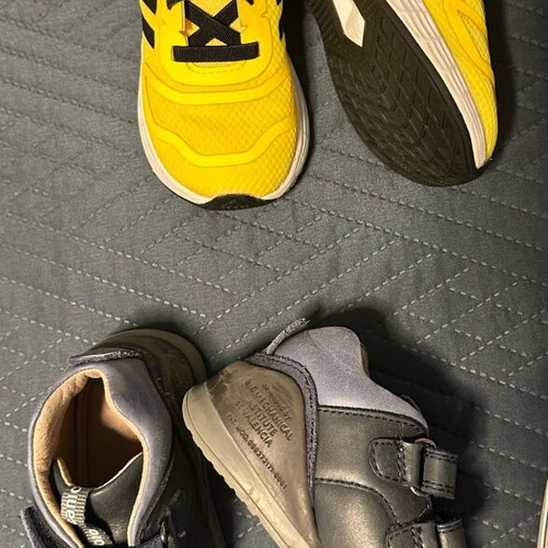 Branded children's shoes like new, sizes 21 to 23