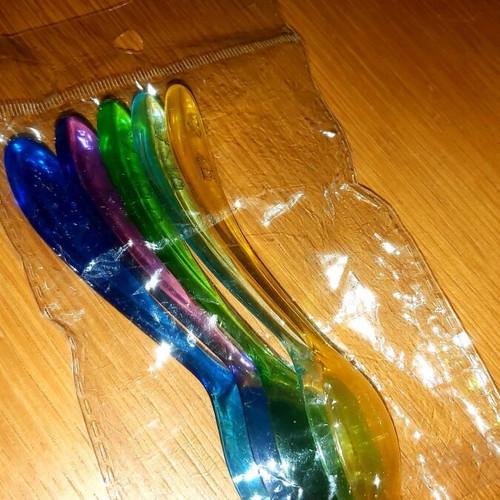 Plastic bowl set with spoons like new