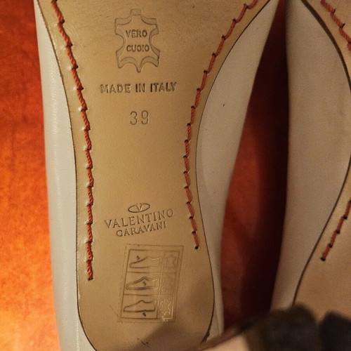 Valentino Garavani pumps like new, white leather, size 39