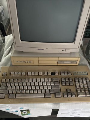 Olivetti PCS 286 desktop computer used with keyboard and CRT monitor
