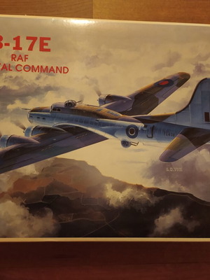 B-17E Academy Minicraft model kit like new 1:72 scale