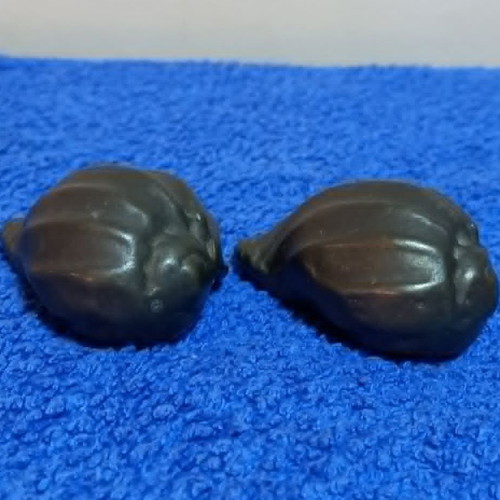Bronze statues in shell shape used, set of two