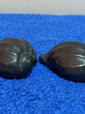 Bronze statues in shell shape used, set of two