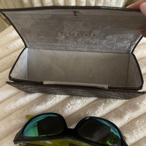 Gucci sunglasses unisex with green mirror lenses and black frame like new