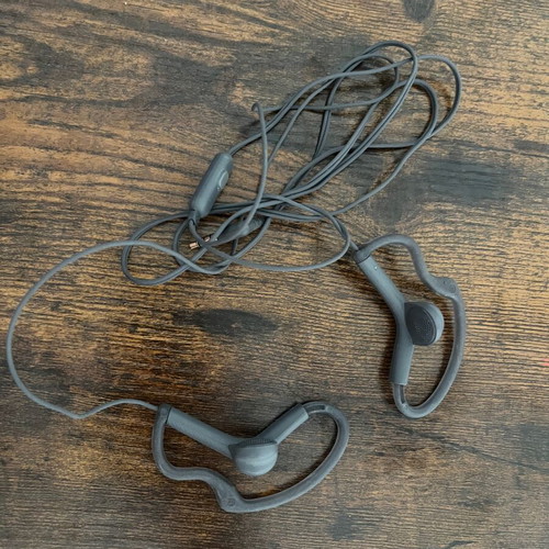iPod Shuffle 4th Gen new with headphones gift
