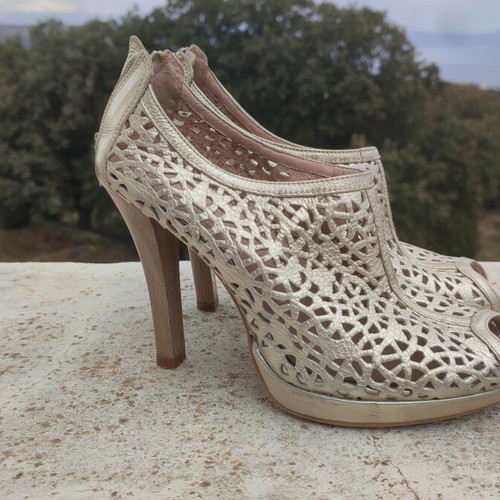 Hispanitas gold leather heels like new, size 37, elegant design