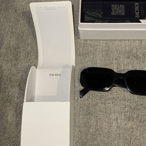 Prada sunglasses like new, black