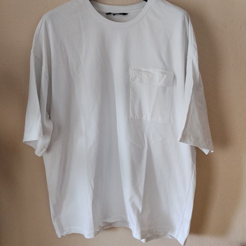 Oversized white T-shirt with front pocket, 100% cotton