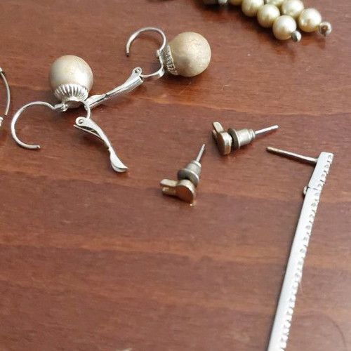 Earrings used, pack of 22 pairs in trendy designs