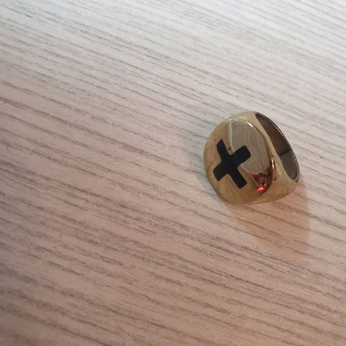 Cavalier ring with black cross in gold tone for pinky finger
