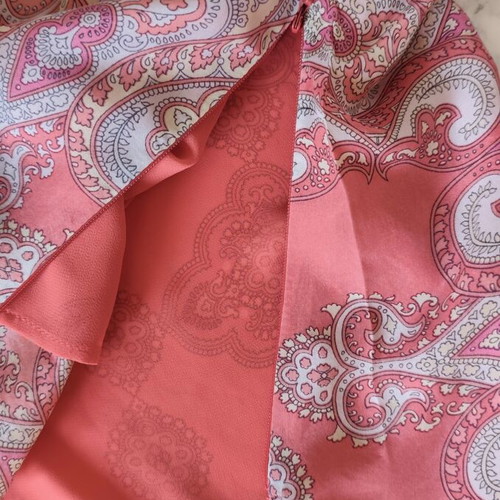 Silk sleeveless top Un Jour Ailleurs like new, pink coral paisley
