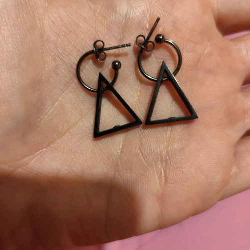 Black earrings like new, triangle design