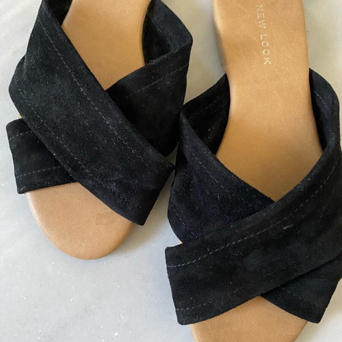 Slippers with wide black straps New Look size 37