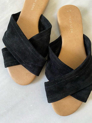 Slippers with wide black straps New Look size 37