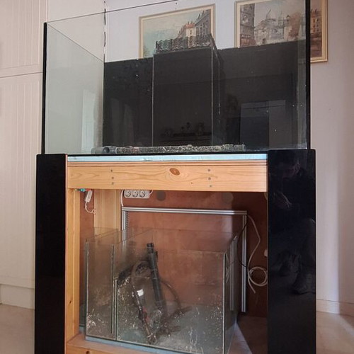 Aquarium 330 liters used with sump and wooden stand
