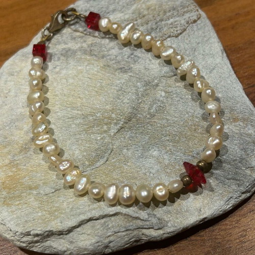 Bracelet with white pearls and beads new