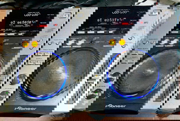  2 temachia x Pioneer CDJ 200