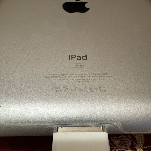 iPad 3 model A1416, 16GB, Wi-Fi with Apple Digital AV Adapter