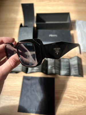 Γυαλιά ηλίου Prada αυθεντικά, σε άριστη κατάσταση, μαύρα