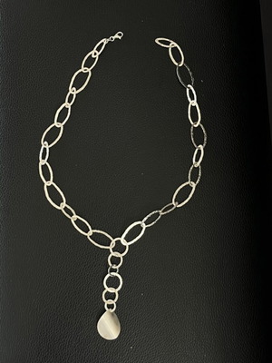 Necklace with hammered metal rings and teardrop pendant