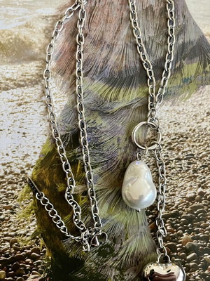 Stainless steel tie-style necklace with silver heart and baroque pearl