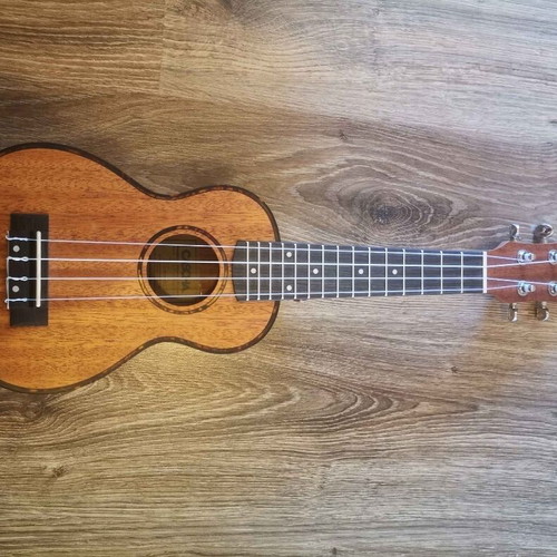 Cascha Premium Mahogany Soprano Ukulele set like new