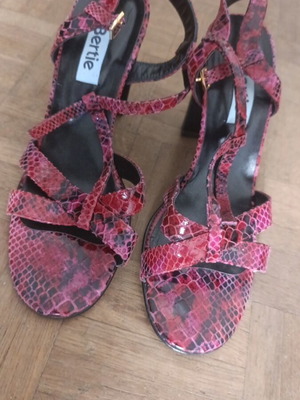 Red sandals size 40 with square heel, like new, snake pattern