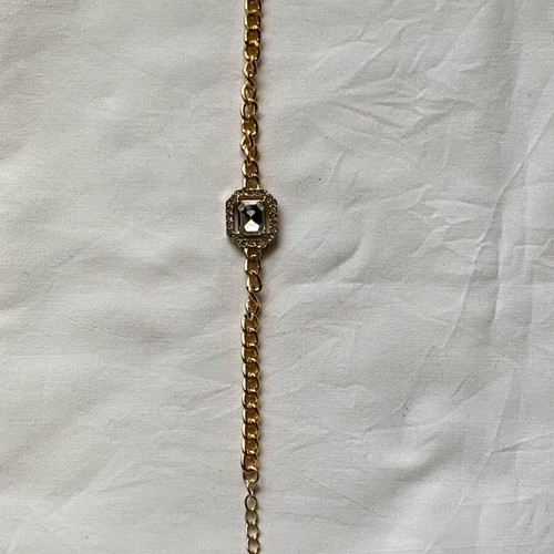 Gold chain bracelet with gem like new
