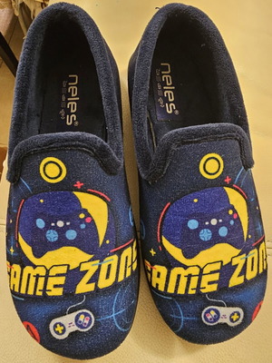 Neles boys' slippers size 32 like new, blue with Game Zone design