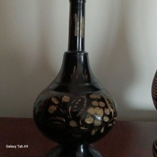 Metallic sprayers and vase with black background and gold decoration, like new