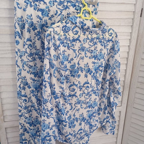 Studio 83 medium set like new, white and blue