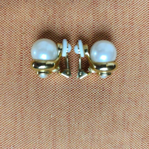 Pearl earrings with clip like new