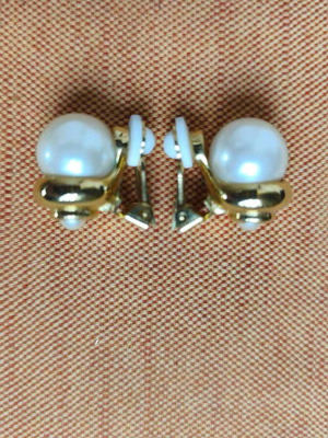 Pearl earrings with clip like new