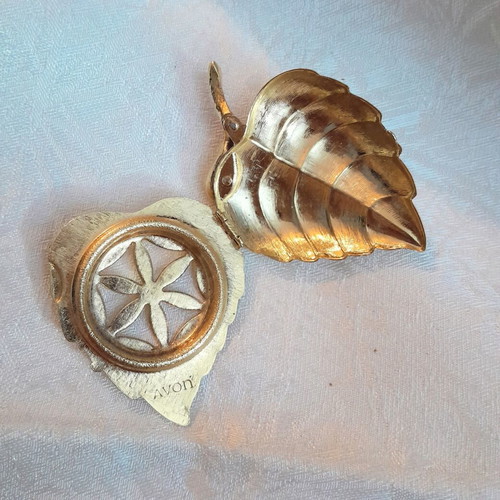 Avon vintage pin like new