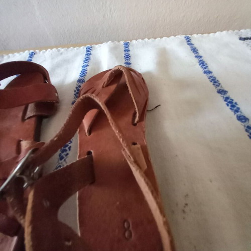 Children's sandals size 28 like new, defect on sole, brown leather