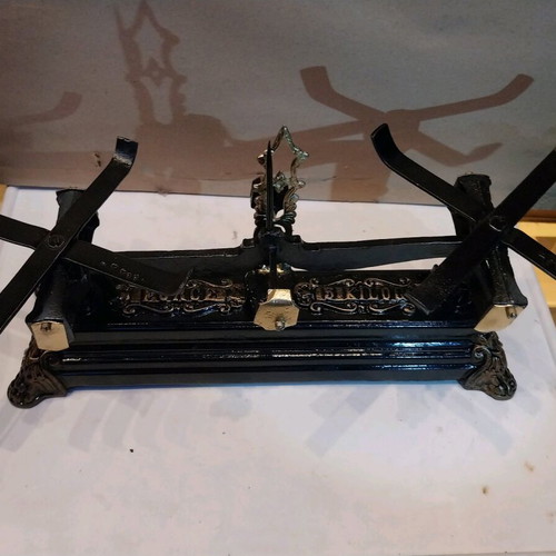 Force 5-Kilogram Scale like new with brass pans from 1940