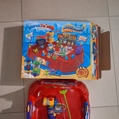 SuperZings Battle Spiners Arena with 5 SuperZings like new
