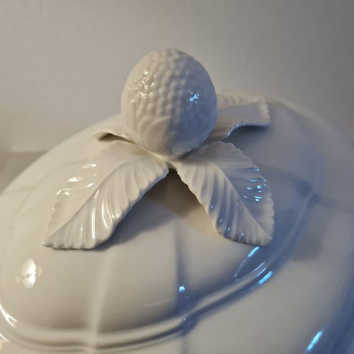 Villeroy & Boch Soup Tureen like new, off-white porcelain, oval