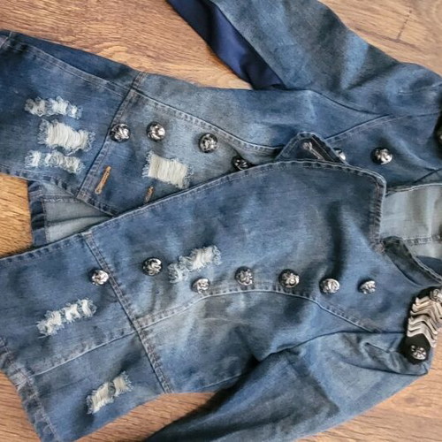 Denim fitted jacket like new, size XS, with metal buttons and patches