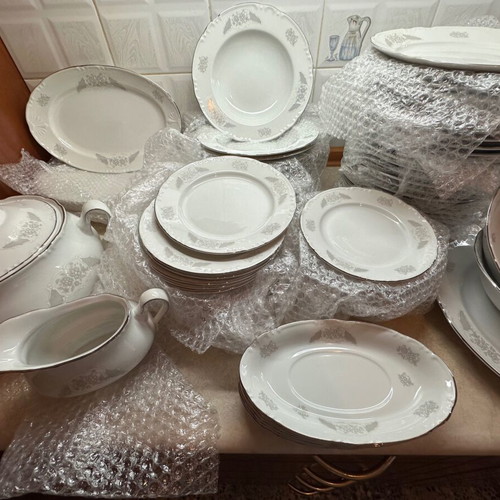 Karlovarský Porcelán Thun 1974 porcelain dinnerware set, complete 74 pieces
