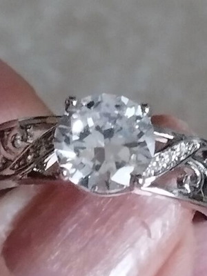 Elegant zirconia stone ring like new, silver color, size 18 mm