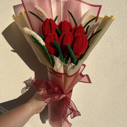 Handmade bouquet with 6 tulips and 4 lavenders like new