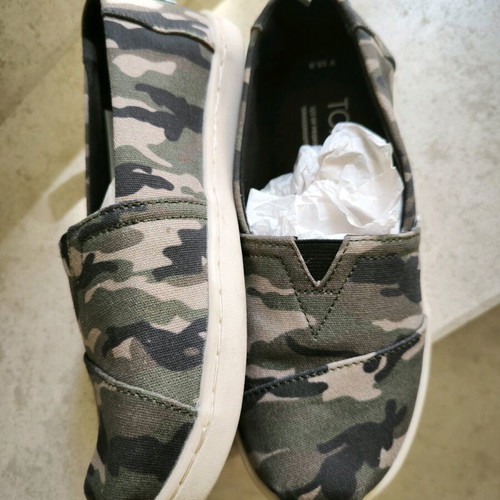 TOMS kids shoes like new, size 31, camouflage slip-ons
