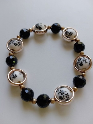 Women's bracelet used with elastic, black and white